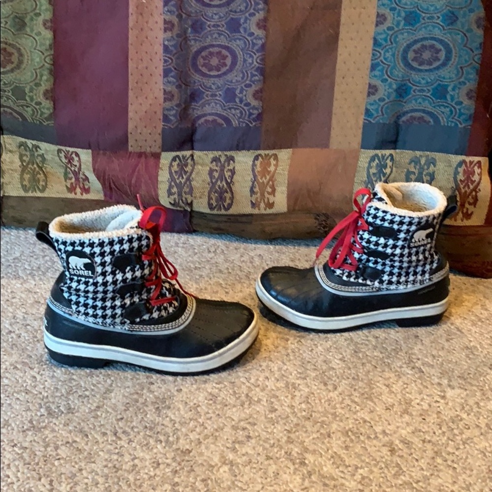 Sorel black & white Tivoli lace up winter boots 9